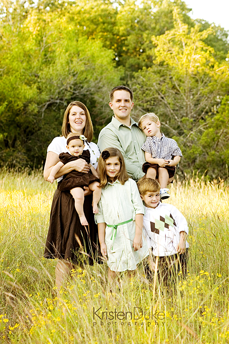 Capturing-Joy.com What to Wear in Family Pictures by COLOR-Brown! 100+ ideas!