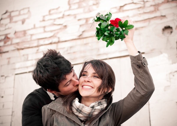 12 Christmas Picture Ideas with Mistletoe| Capturing-Joy.com
