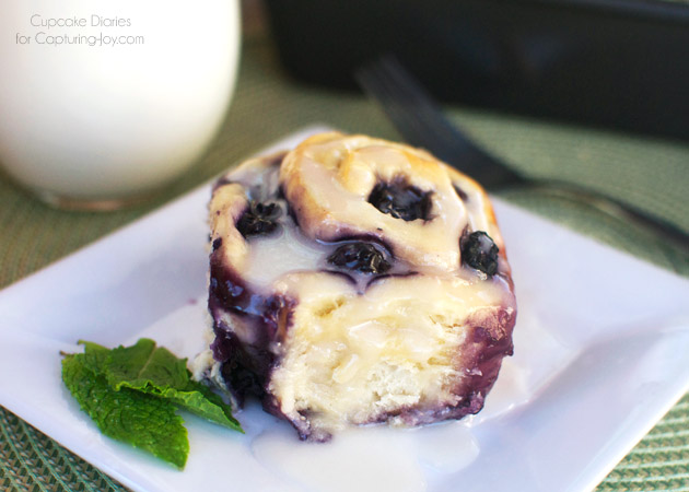15 Summer Treat Recipes: Blueberry Sweet Rolls