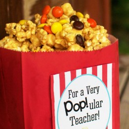 Peanut Butter Popcorn Teacher Gift - Show the teachers in your life how much you care with this delicious Peanut Butter Popcorn and free printable!