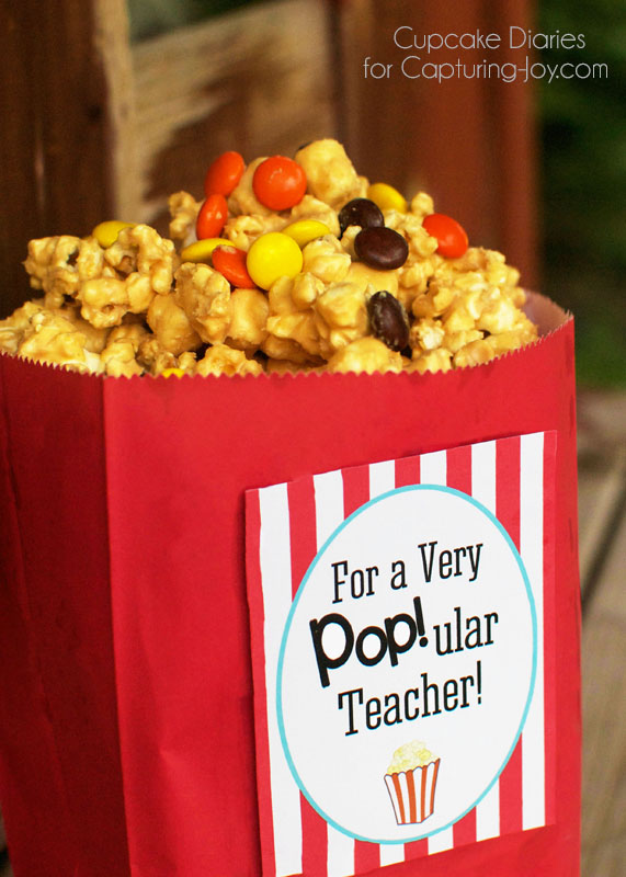 Peanut Butter Popcorn Teacher Gift - Show the teachers in your life how much you care with this delicious Peanut Butter Popcorn and free printable!