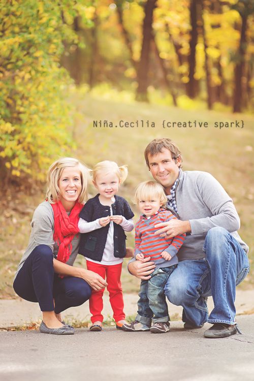 12 Great Family Picture Pose Ideas with 2 Children on Capturing-Joy.com!