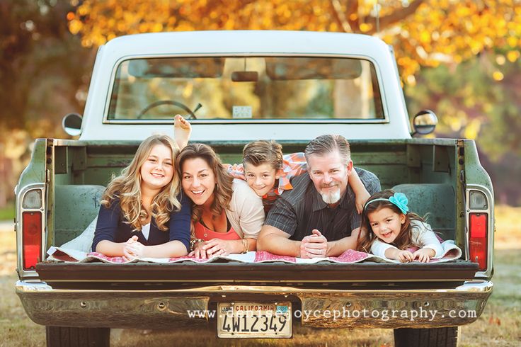 12 Perfect Family Picture Pose Ideas for a family of 5!  Capturing-Joy.com