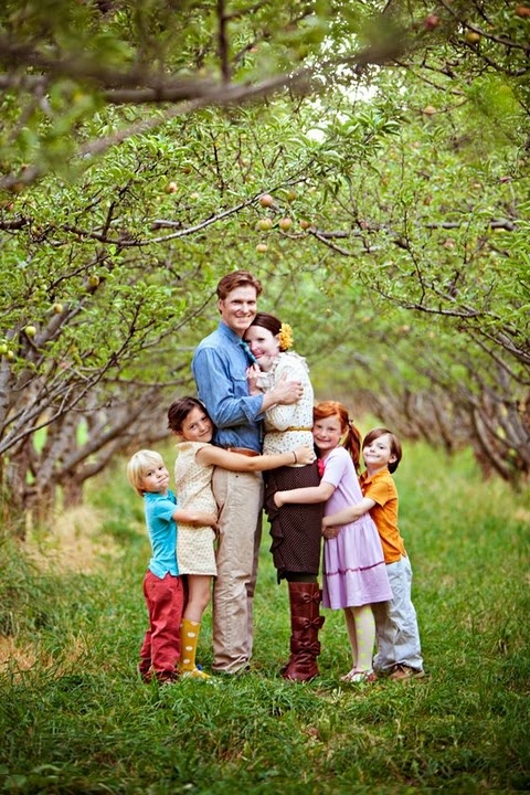 12 Great pose Ideas for Family Pictures for a family of 6!