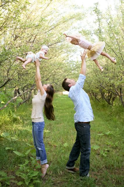 12 Great Family Picture Pose Ideas with 2 Children on Capturing-Joy.com!