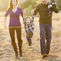 12 Great Family Picture Pose Ideas with 2 Children on Capturing-Joy.com!