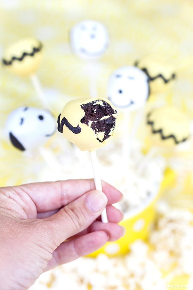 cake pops for The Peanuts Movie party