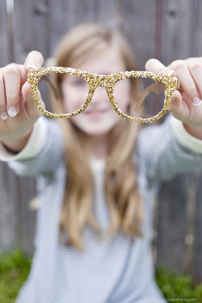 How to make your own glitter glasses