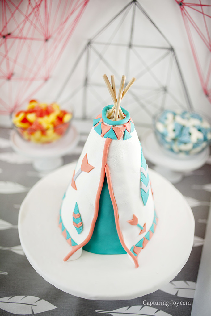 TeePee birthday cake at tribale party