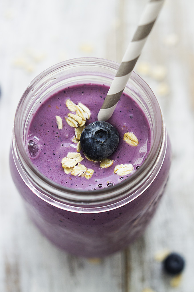 berry-breakfast-smoothie with oats
